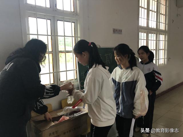 新晃县方家屯中学：举行&quot;女生青春期生理教育&quot;专题讲座(图2)