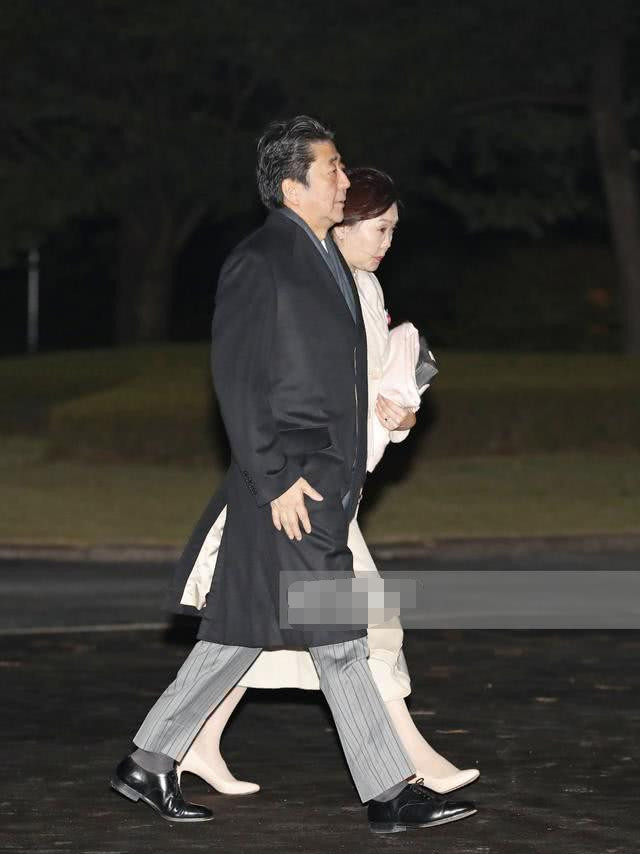 原创安倍昭惠亮相日本皇室仪式!穿白大衣好优雅,不敌雅子皇后的高贵