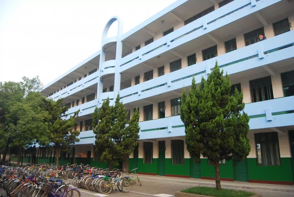 羊尖中学,创建于1943年1998年实行初高中一校两区04医疗篇至今仍在为