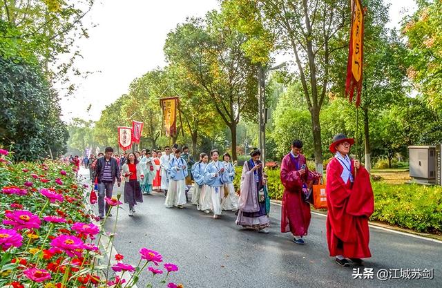 武汉园博园里的中华传统文化爱好者一群快乐的汉服同袍