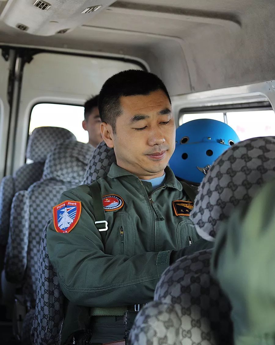 让我康康舰载机飞行教官的一天