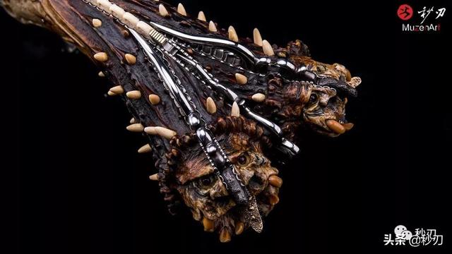 底座选用可可巴罗木作为基底,支架则由玛瑙原石制成,表面再加上粗犷的