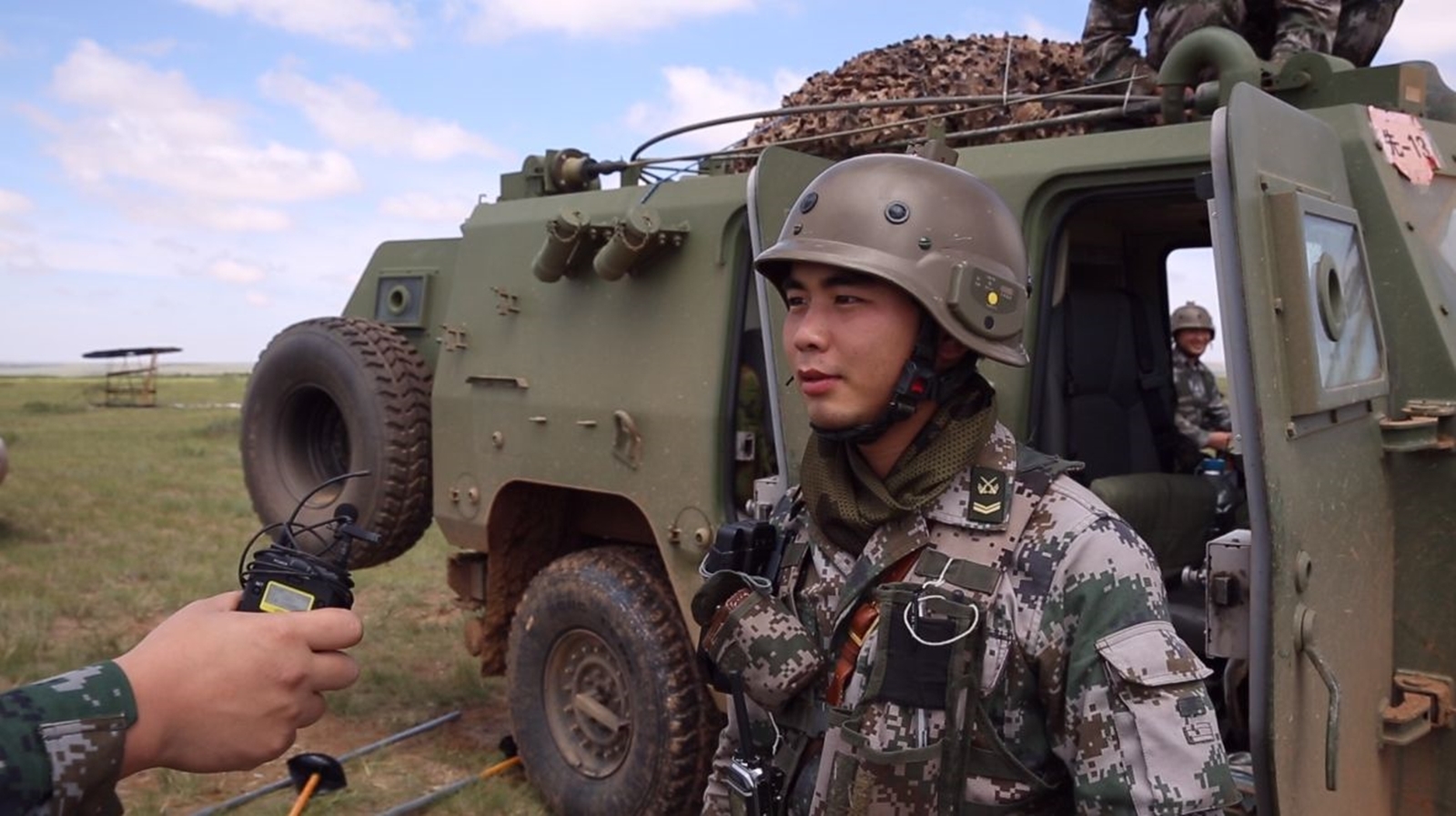 原创这部剧太小瞧士兵的脑洞了,在部队藏手机的方法,你绝对想不到