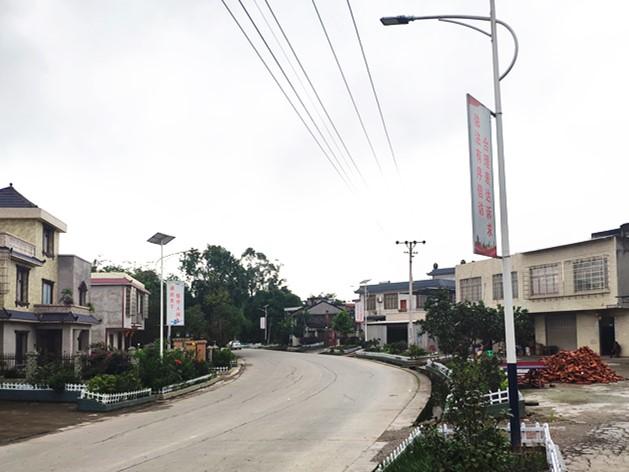 (龙集镇太阳能路灯 图:龙宣辰)第二批主题教育启动后,安装路灯成为龙