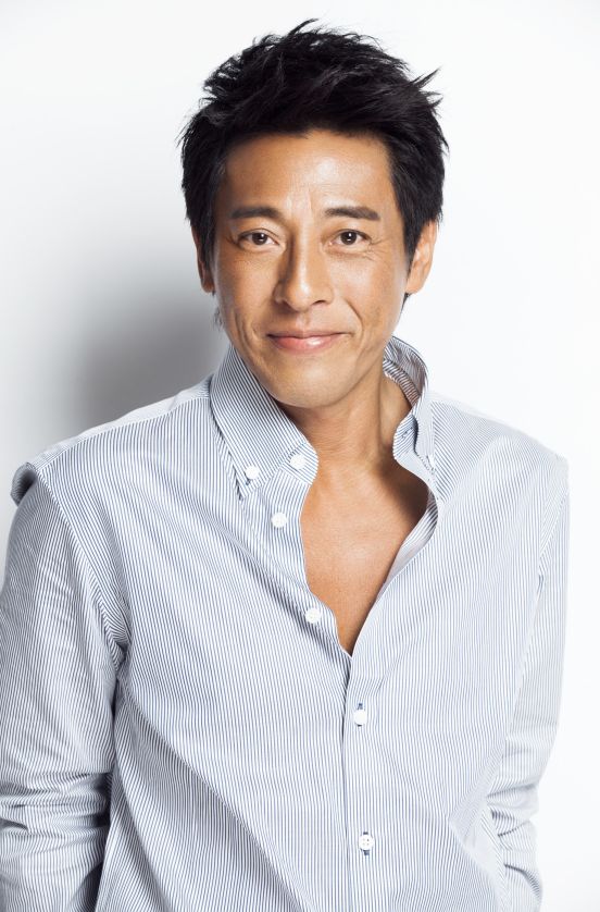 吕颂贤是那种天生招女人喜欢的男人,身材健硕,长相俊俏,邪魅一笑就能