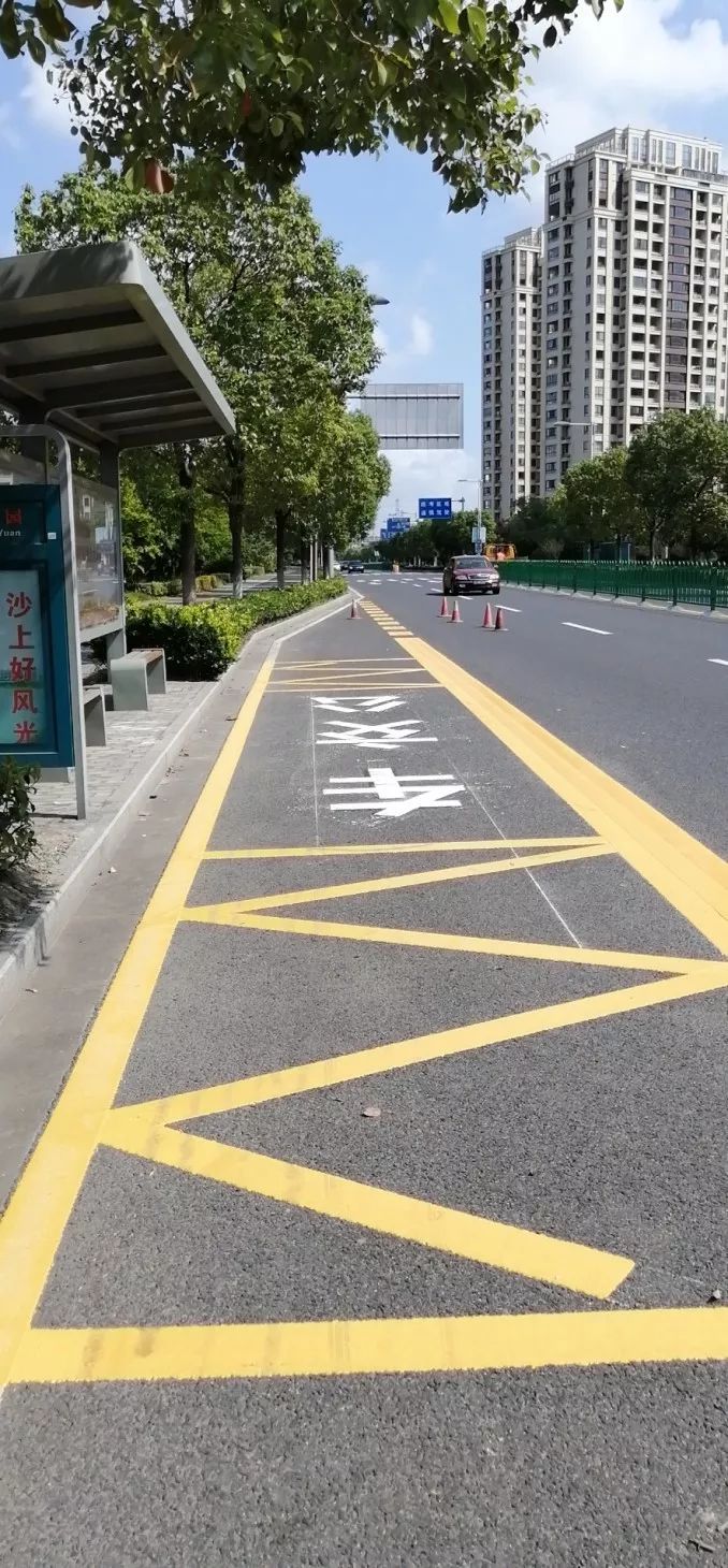 公交车道未划标线前锦丰农路办始终坚持把完善农村公路安全生命防护