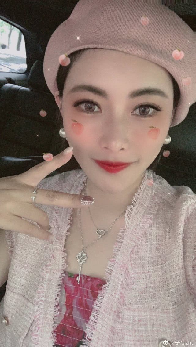 妻子朱玥在社交平台不仅公开表态已经和颜骏凌离婚,而且疑似指责