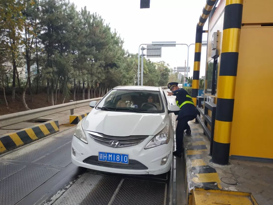 路段经营单位,施工单位,高速交警联系,建立联动会商机制,针对车流量大