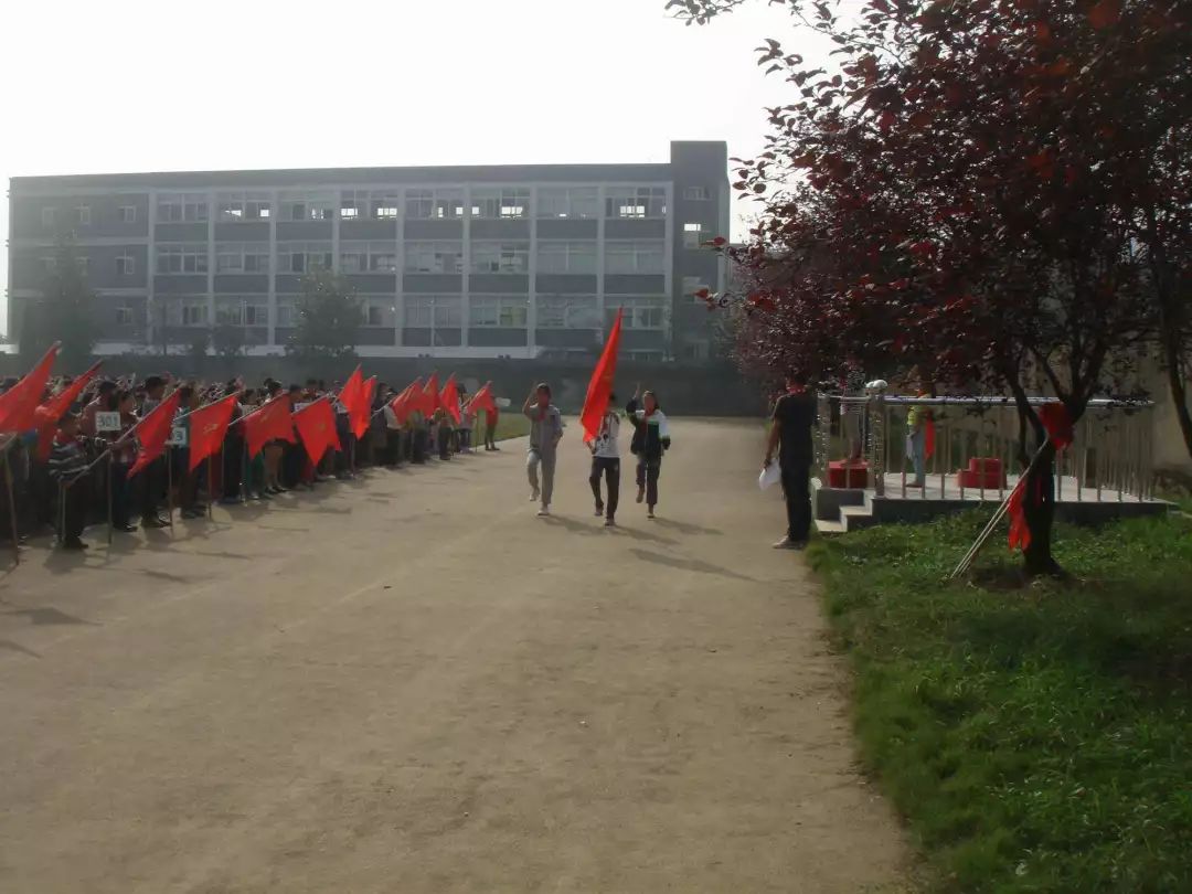 承办组织:传播学党支部地点:余杭区黄湖镇中心小学时间:11月20日// "