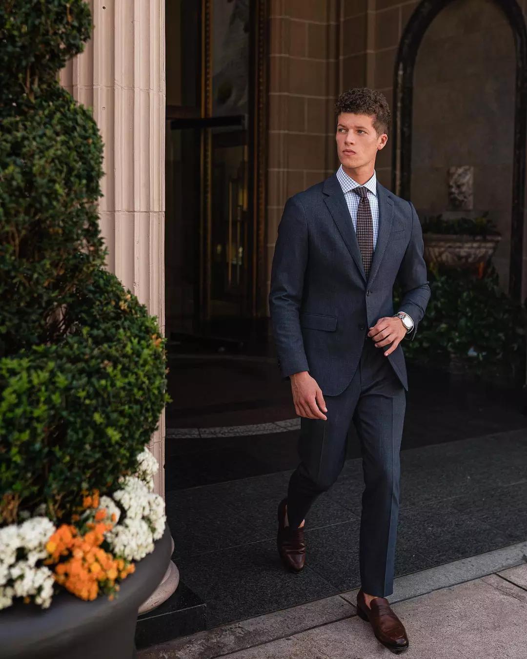 灰色法兰绒西装,是今年商务精英男士的标配!