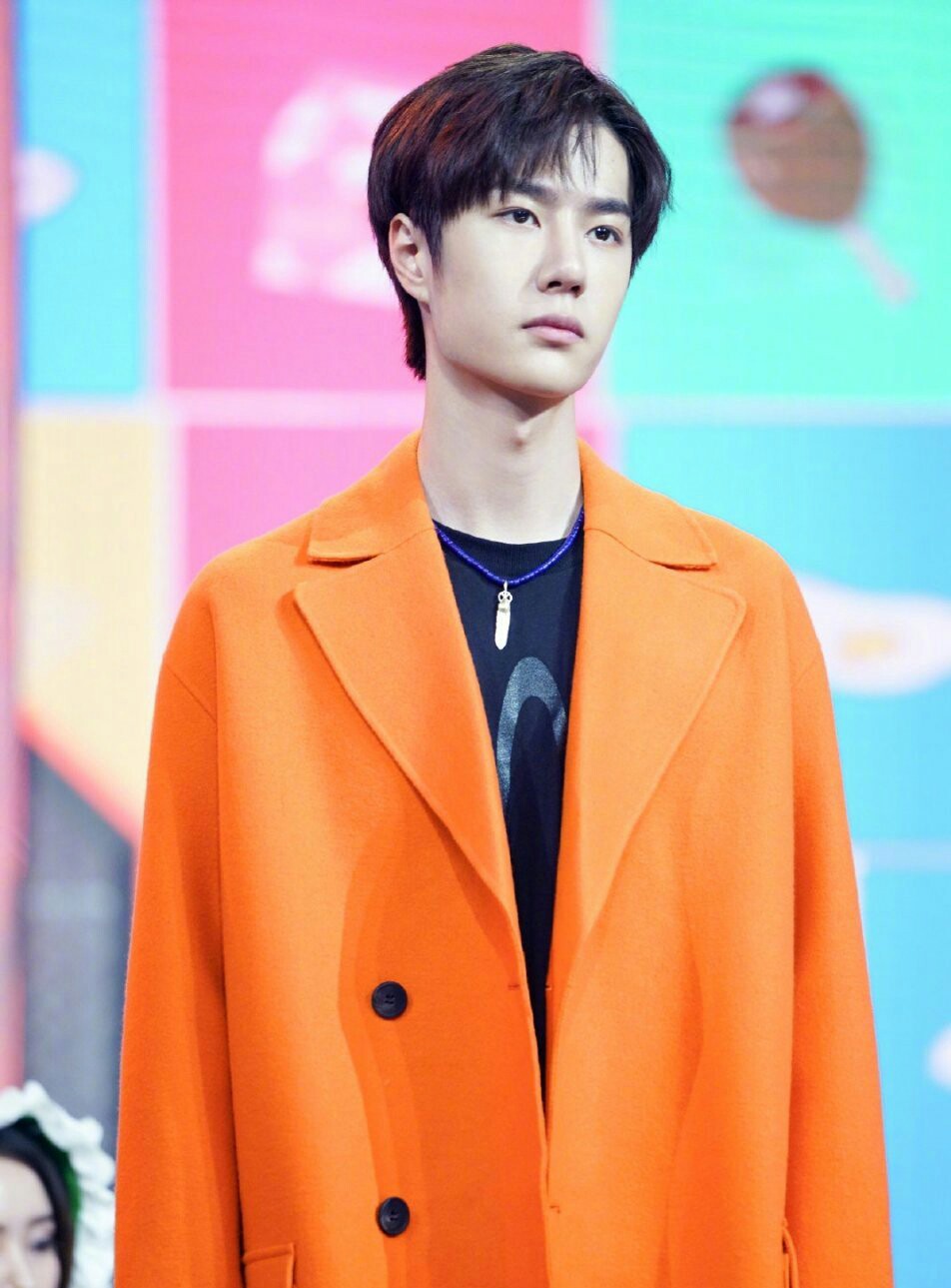 第一位男嘉宾,王一博先生,他来了他来了,他带着橙色毛呢大衣走来了.