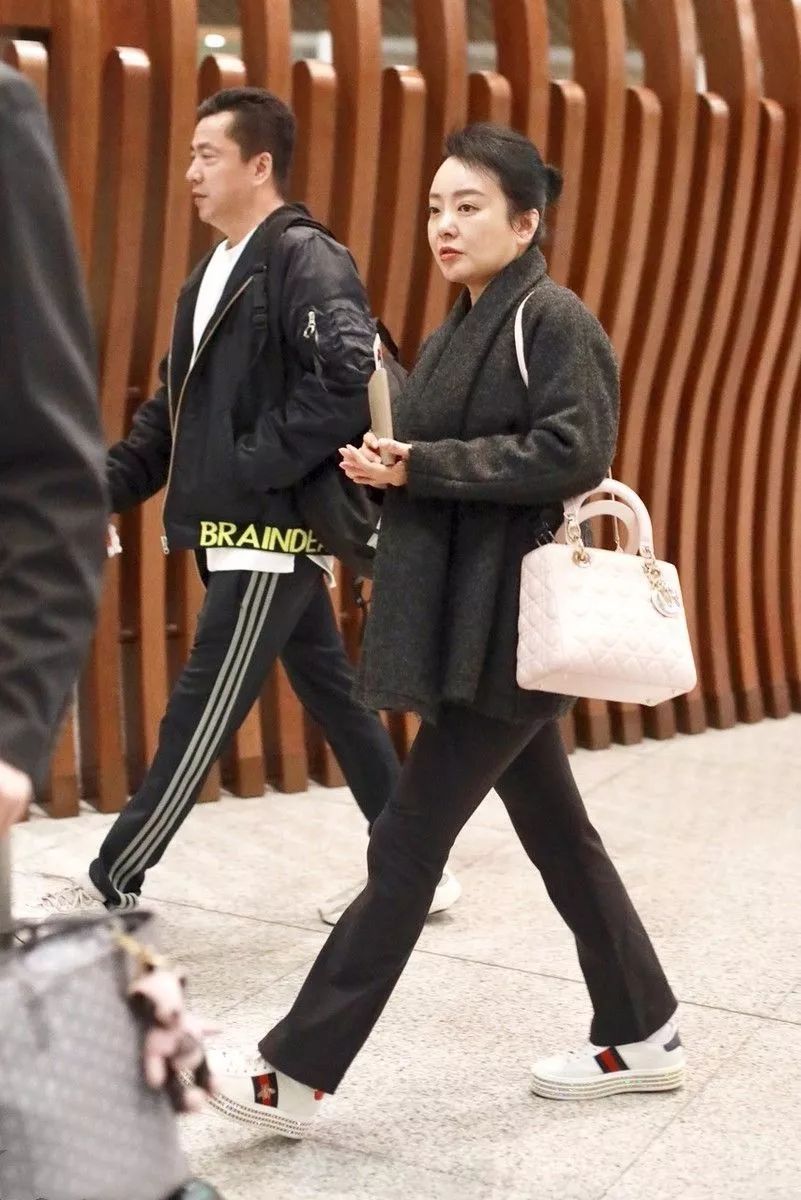 王中磊跟妻子机场同框,王晓蓉打扮朴素?一身算下来好几万!