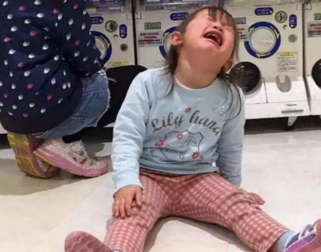 "妈,你别打了我不买了"6岁女儿跪地求饶,失控的父母多可怕?