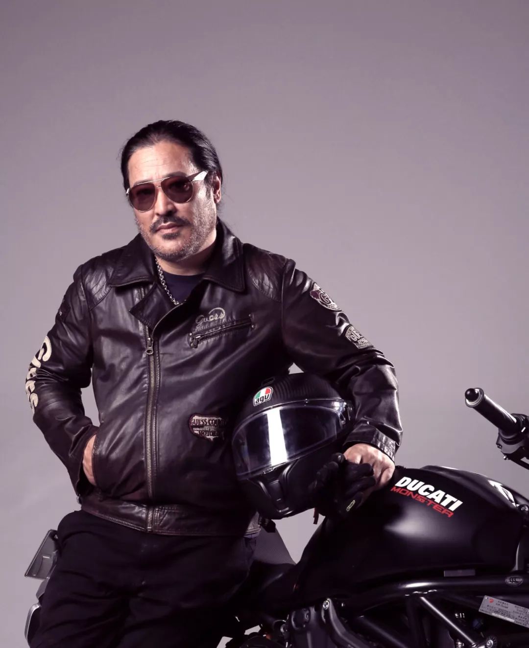 尼玛泽仁·亚东熟悉的嗓音或许轻声述说着若尔盖大地上平静的一切,却