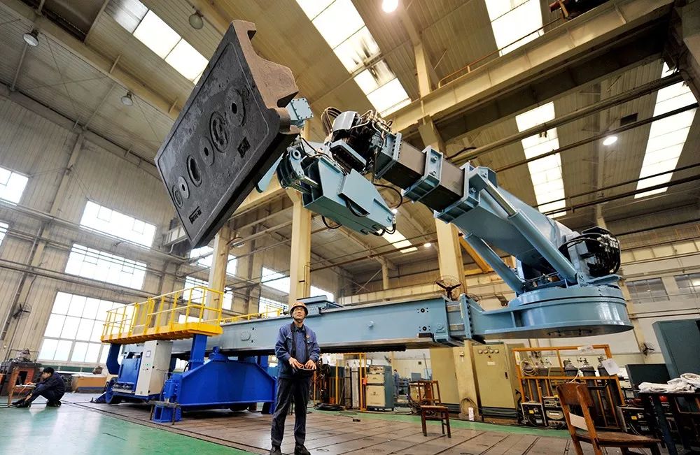 有了重载高精度机器人,犹如赋予工人一只灵巧的「巨人之手」.