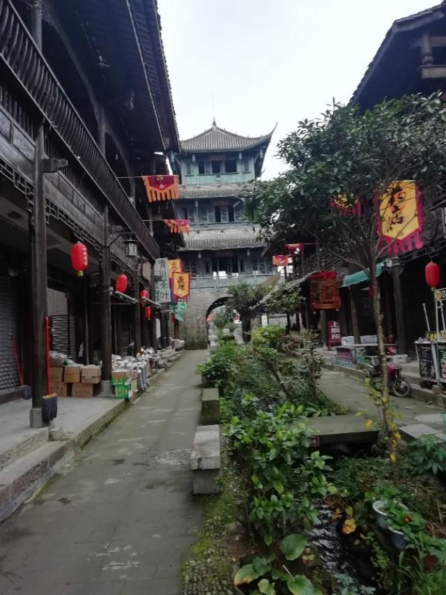 蜀之大将姜维率兵拒之于剑门关,魏国大将邓艾取道阴平关束马裹毡而下