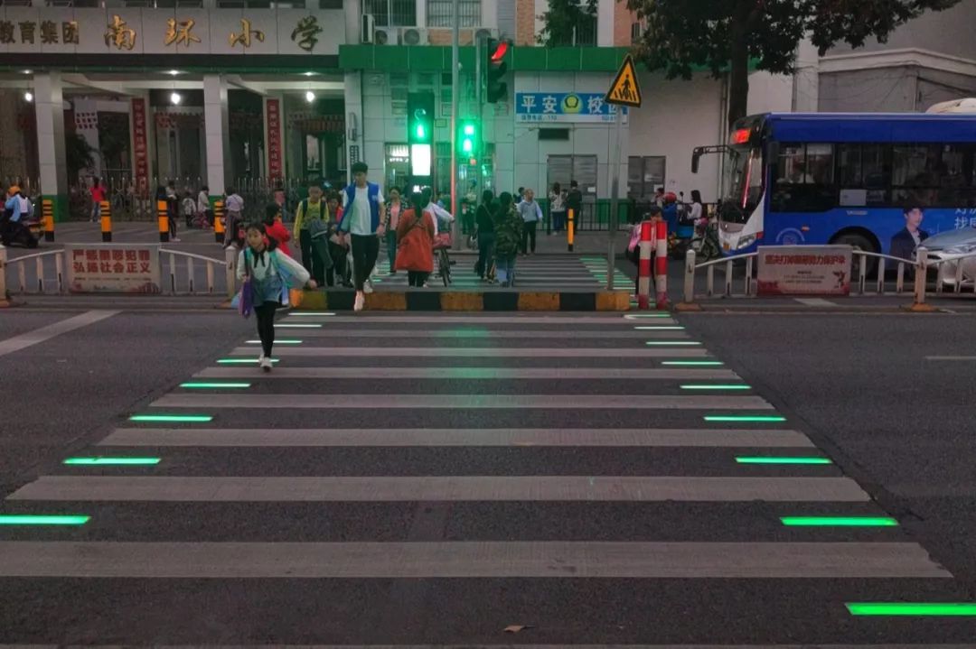 新型红绿灯国内首秀!网友:这个信号灯给满分!