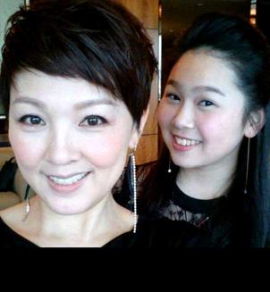 前tvb女艺人母兼父职养大15岁女儿 对前夫无怨言再见亦是朋友_吴咏红