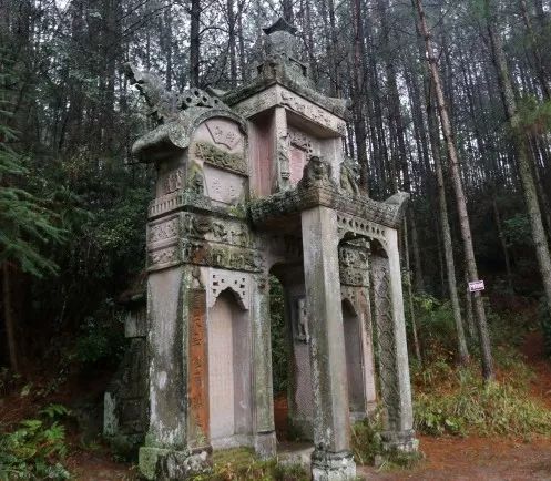 土家夜话鱼木寨④奇特的碑屋高大的墓碑