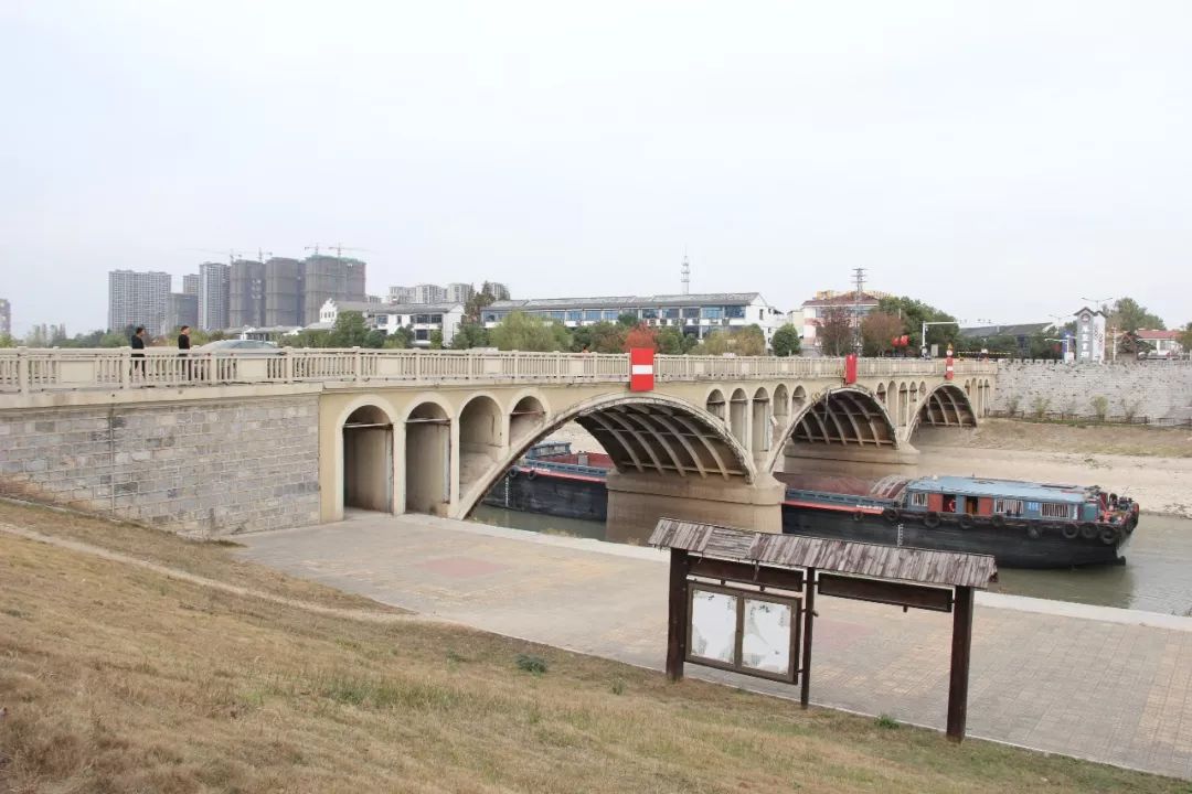 "地理边界";桥身横跨苏皖两省,和县乌江镇东首的乌江大桥,由"配合"