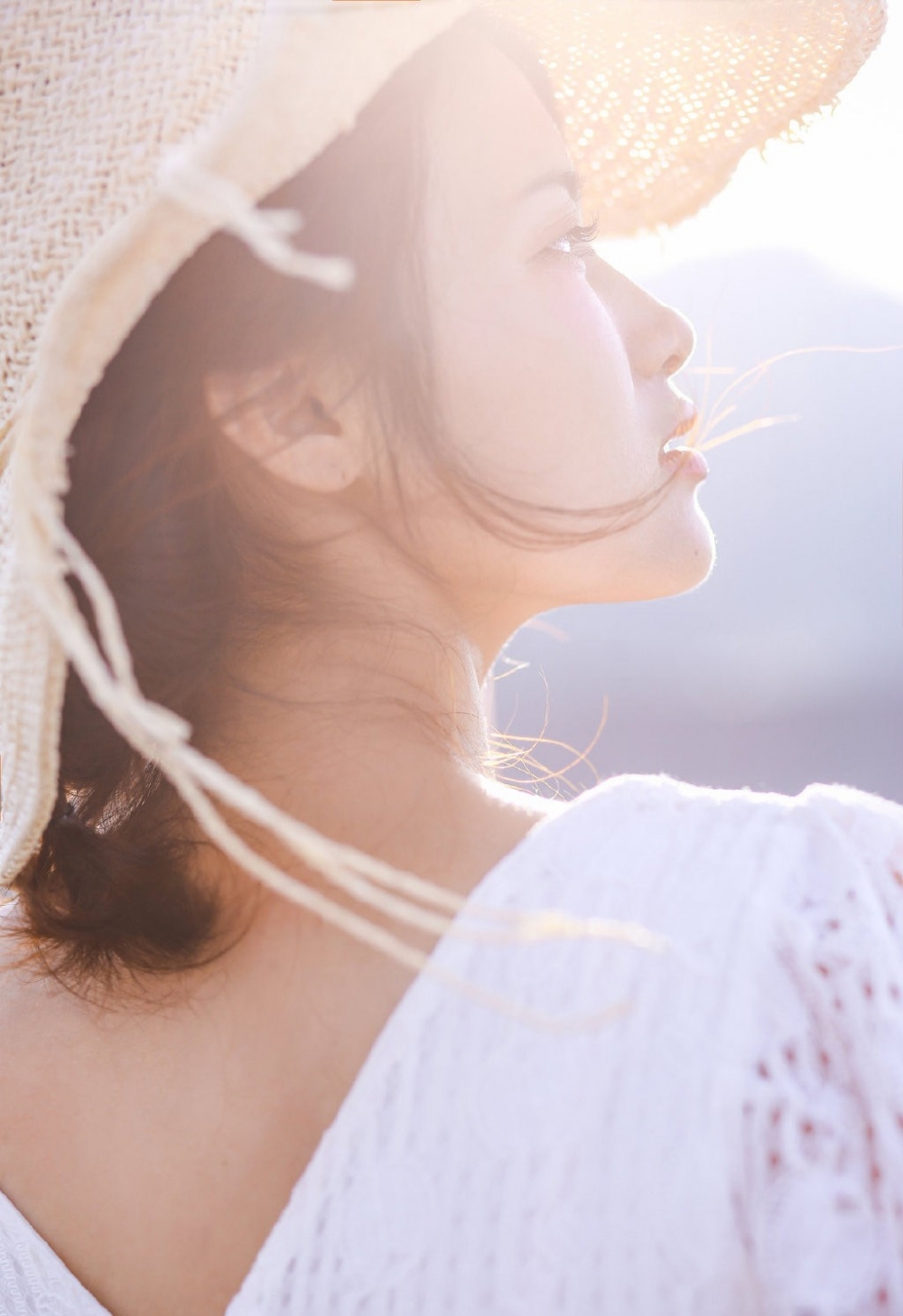 年轻的女孩洁白长裙唯美氧气清纯写真集