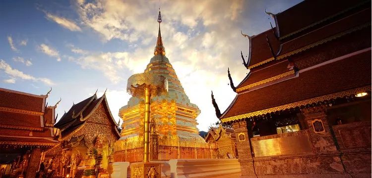 3000 多米的素贴山上原名双龙寺当地人口中的"金庙"金庙白/金/黑/蓝