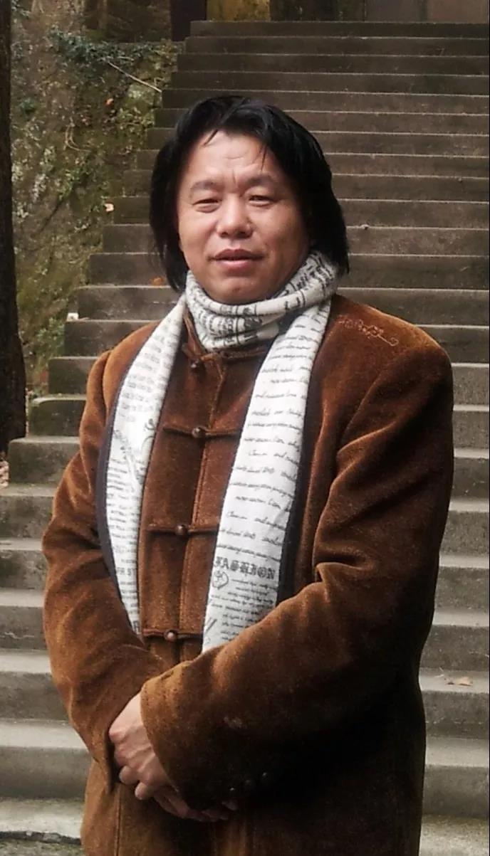 田萌字黎农,中国美术家协会会员,中国国家画院何加林工作室助教,荣宝