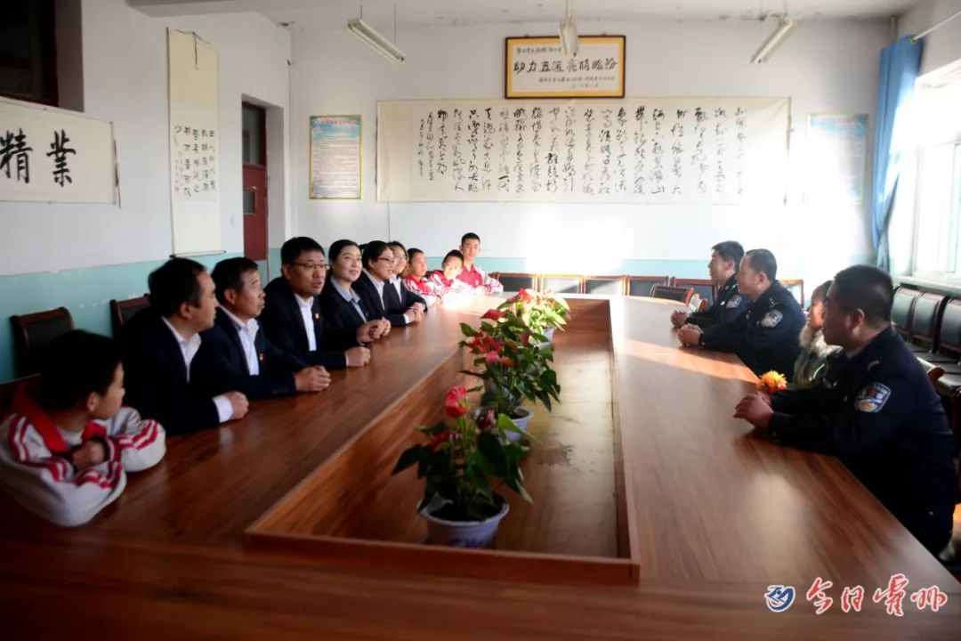 11月14日下午15时,晁女士将一面锦旗送到大张镇第一中学,于是,晁鹏飞