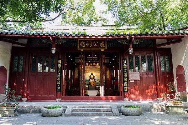 于山上还有始建于1918年,为纪念抗倭名将戚继光而设的福州古厝文化