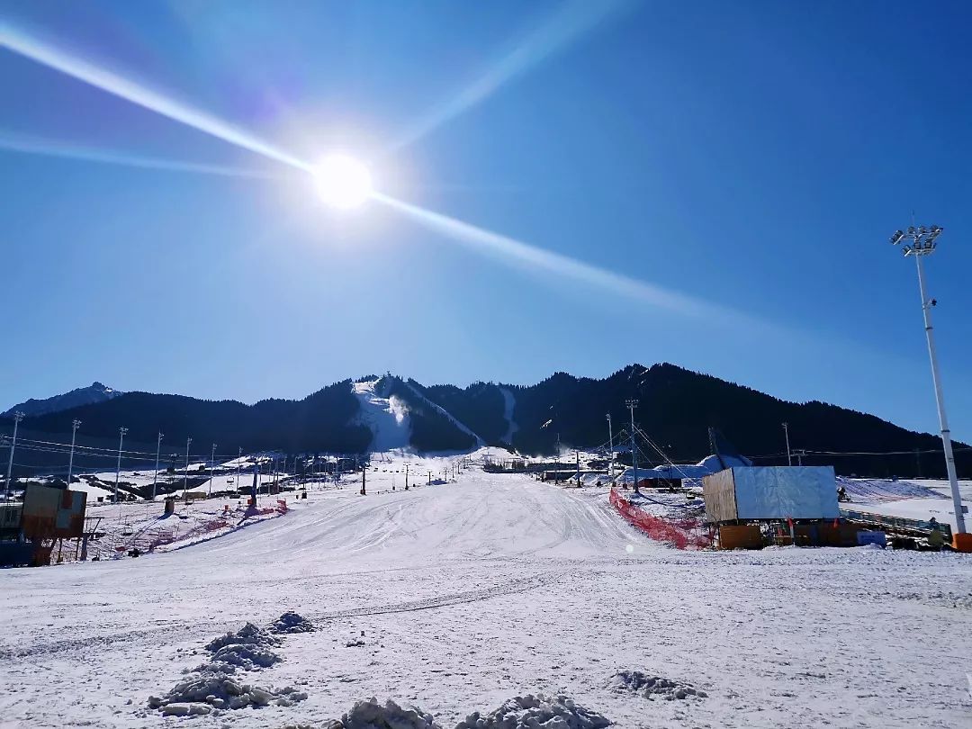 即日起,疆内雪场陆续开滑_滑雪