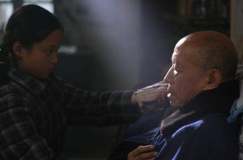 蒋雯丽不但为从小陪伴自己的姥爷拍电影,写书,以此缅怀亲人,更对自己