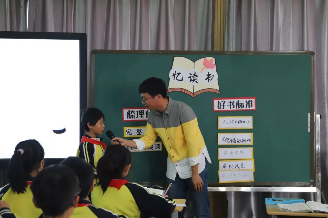 《忆读书》两位老师以扎实的教学功底,精湛的教学技艺,出彩的教学设计