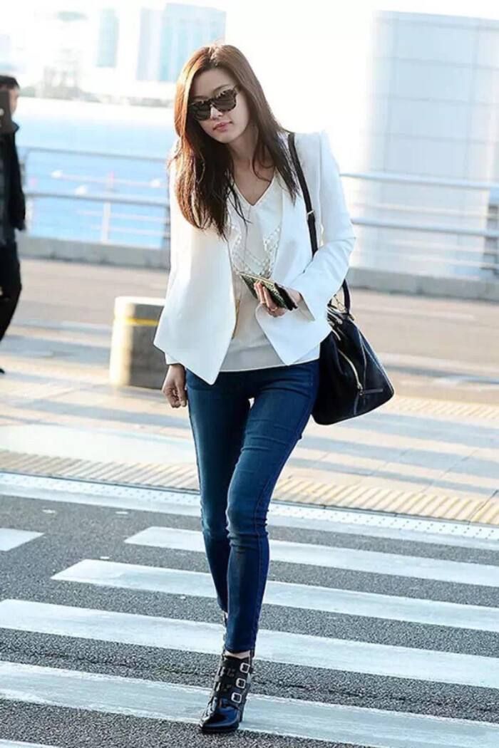 原创全智贤棉服配黑长裙全身包裹严实却毫无臃肿感身材撑起了造型