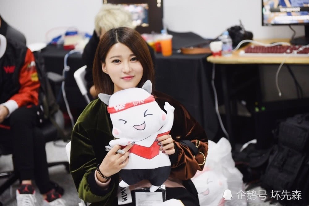 在解说事业巅峰时选择离开,如今活成大家都羡慕的样子_苏小妍