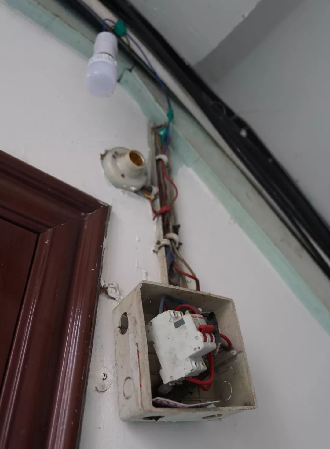 大学生消防志愿者集中开展"火灾隐患随手拍"行动