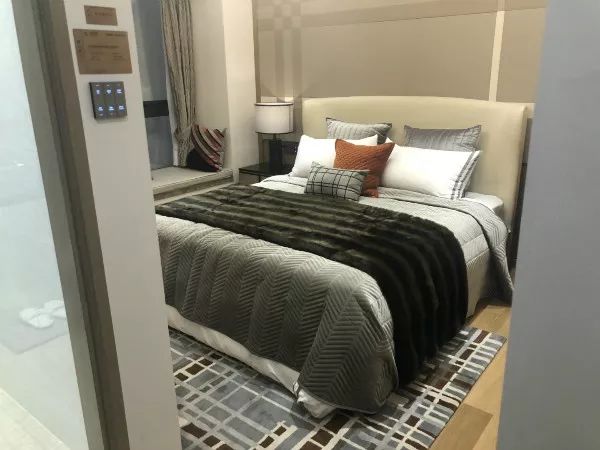 252平六房是其首创并主打的三代居产品,以一个房本成功实现两户生活