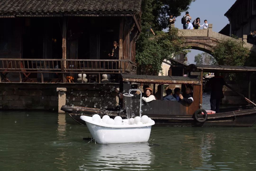 作者:陈芷豪 阮晓晴作品说明:漂浮在乌镇水面上的报纸折成的纸船,寒江