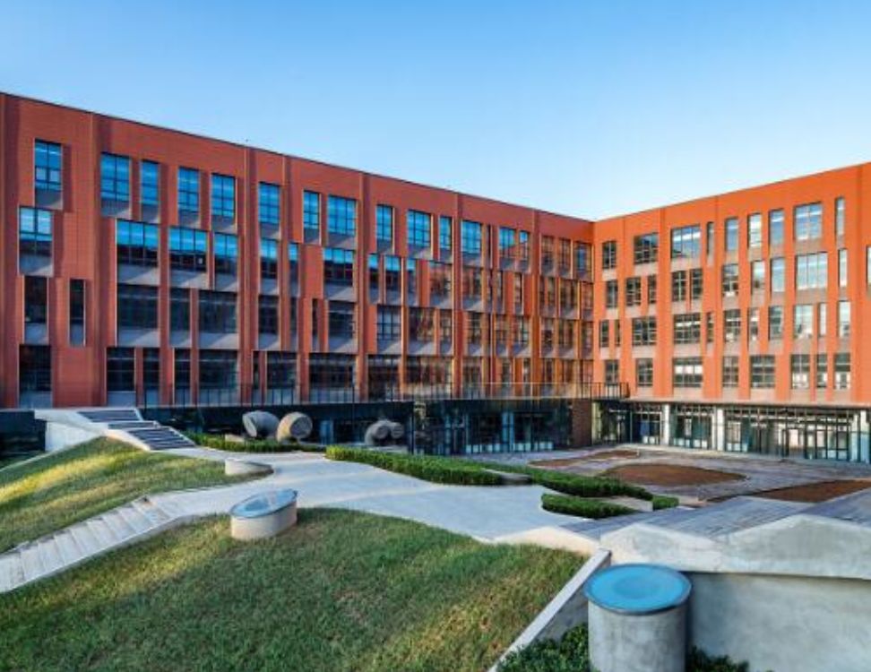 北京市育英中学班级规模:15 班建筑面积:26000 平方米竣工时间:2014