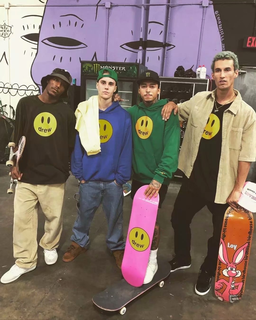 而同样爱黄色笑脸的,还有你们的比伯老公,他自创的潮牌形象也引用了这