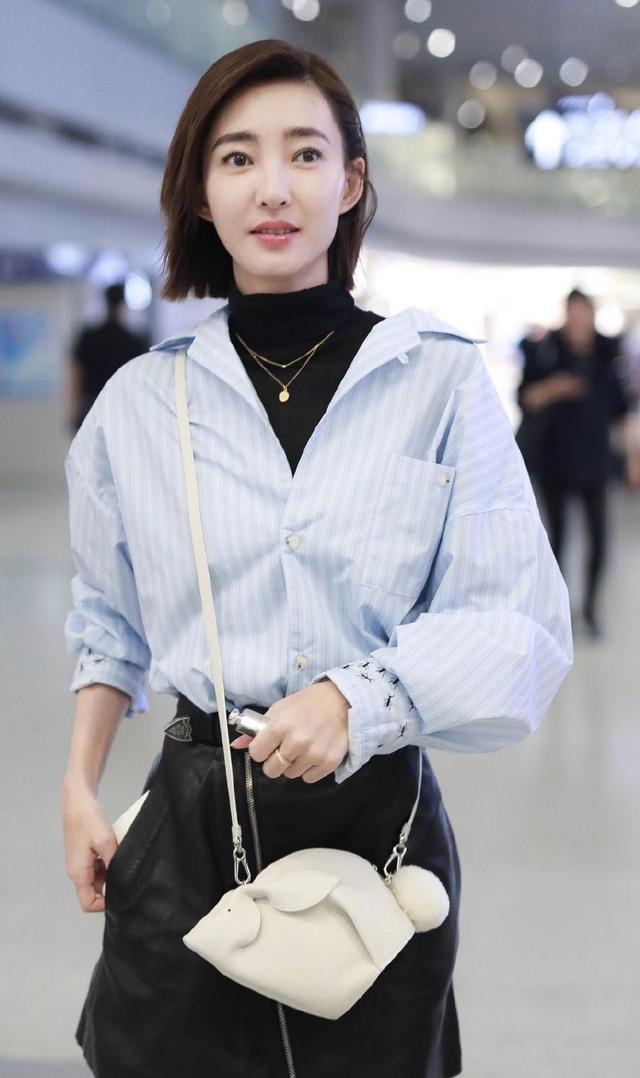 王丽坤穿衣真低调衬衫搭配黑色针织衫简约利落保暖舒适