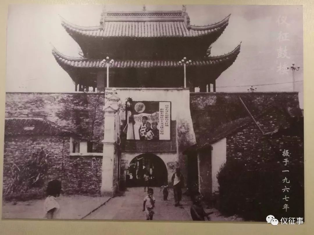 举办"仪征市庆祝新中国成立70周年大型图片展",其中有1967年的老照片