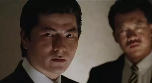 他是《赌圣2》中阴险狡诈的黄金贵他是《赌神》中高进的弟弟高义,笑里