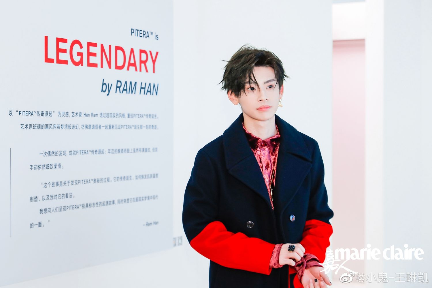 小鬼今日行程报备 拥有婴儿肌肤的小艺术家认真看展