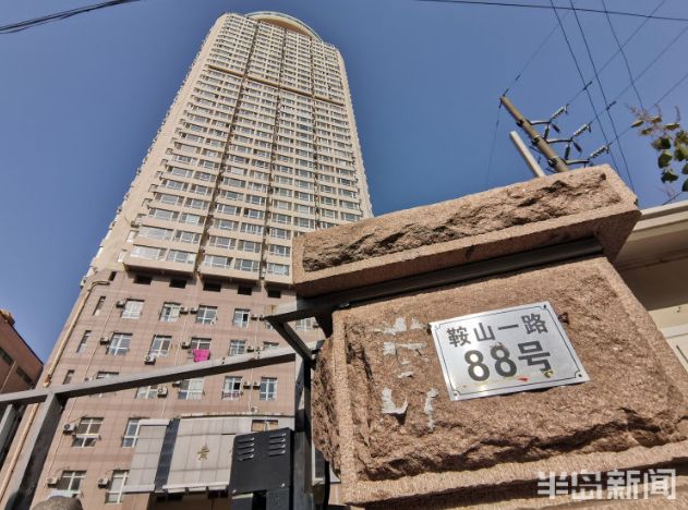 青岛一栋37层的小区,6部电梯只剩俩!上千居民排着队回家:我们真的累了