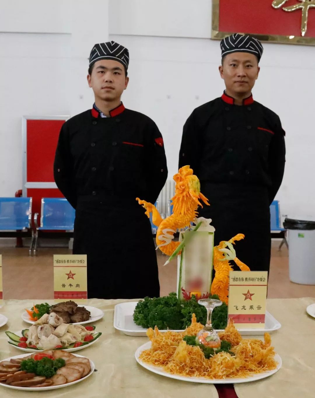 冷餐会期间部队文艺骨干,军属,军娃们还现场进行才艺展示将轻松,欢乐