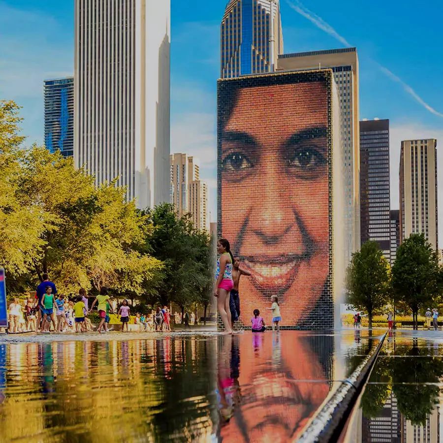 随着嘴形撅起的动作,会有喷泉从两根水柱从人嘴里喷出.