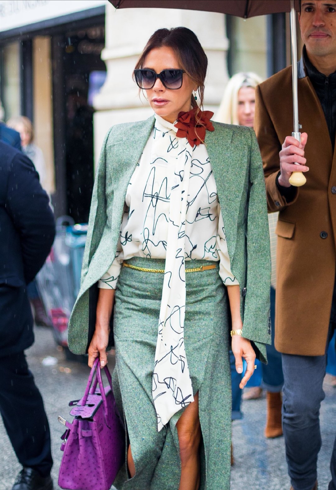 贝嫂高调现身巴黎,穿自家品牌套装配30万大牌包,贵妇十足太耀眼_包包