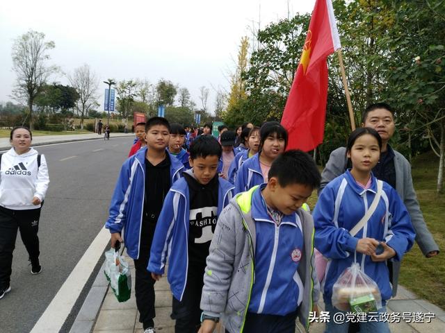 遂宁经开区新桥中学开展“大美遂宁圣莲美景”研学旅行(图1)