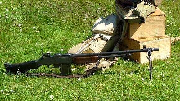 步枪当成机枪使用经典的勃朗宁bar1918朝鲜战争双方大量使用
