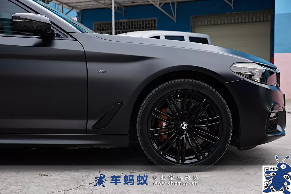 亮黑宝马5系升级磨砂黑和黑杠上了
